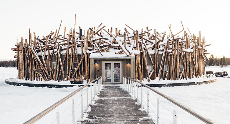 Arctic Bath är ett unikt spa-hotell med en flytande huvudbyggnad i form av ett timmerbröt inspirerad av Luleälvens historiska flottningsera.