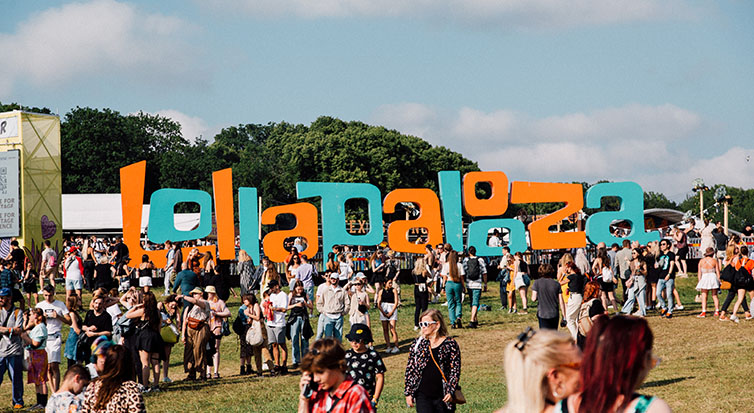 Bild från Lollapalooza-festivalen. Skylt med namnet och människor som rör sig runt omkring.