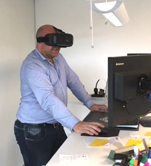 Fredrik Bladås bär VR-glasögon.