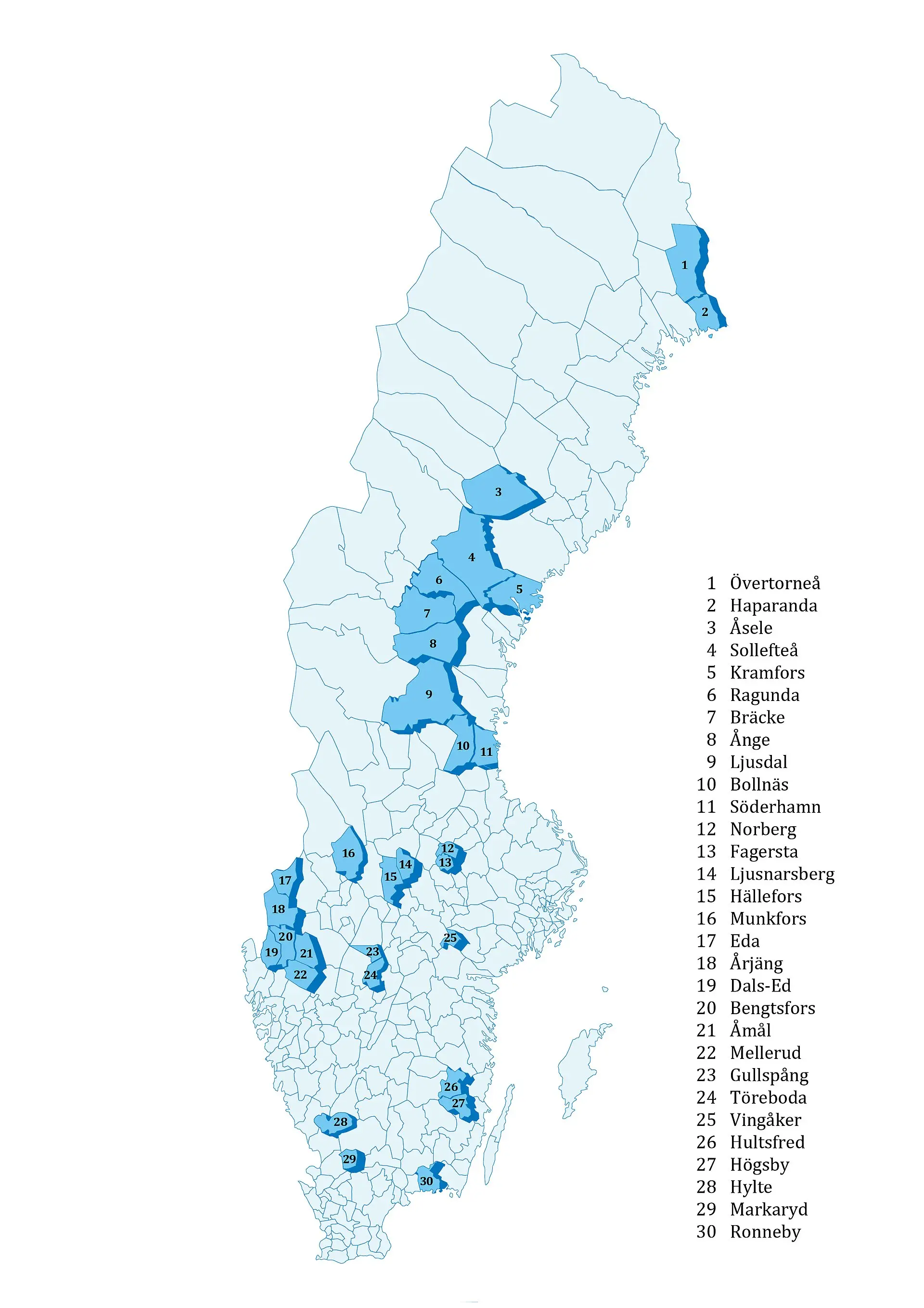 Karta över Sverige där de 30 kommuner som stärker sin sociala och ekonomiska kapacitet är markerade och namngivna. Syntolkning finns i textstycket under bilden.