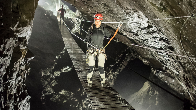 En kvinna går på en bro i en gruva