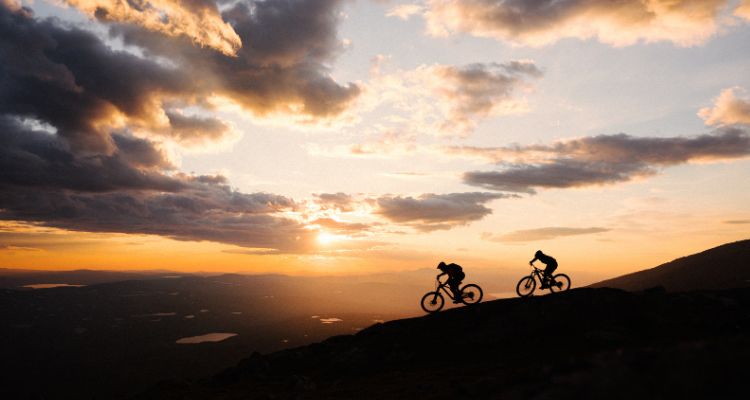Två personer cyklar i bergen i Åre